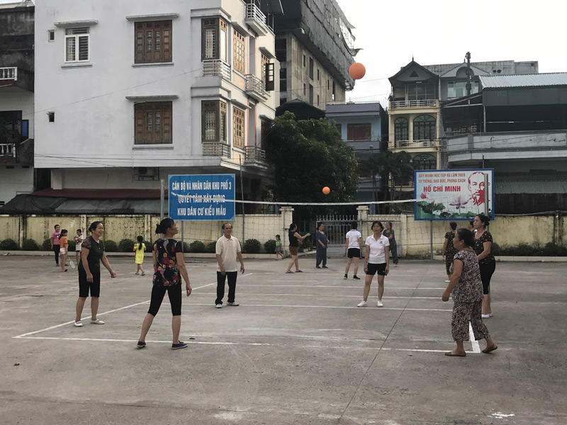 Người dân phường Hòa Lạc luôn có các hoạt động vui chơi thể thao giao lưu với các phường bạn. Ảnh: người dân phường Hòa Lạc giao lưu với phường Trần Phú