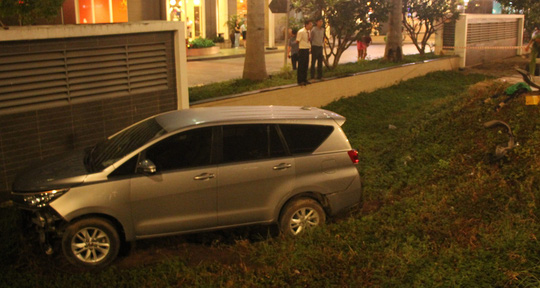 Chiếc ôtô sau khi gây tai nạn thì lao xuống hố trũng bên đường