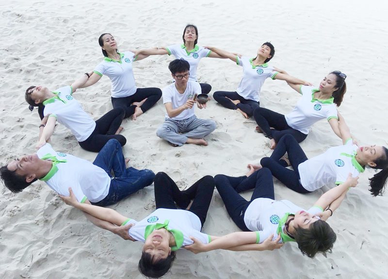 Học viên tập luyện yoga.