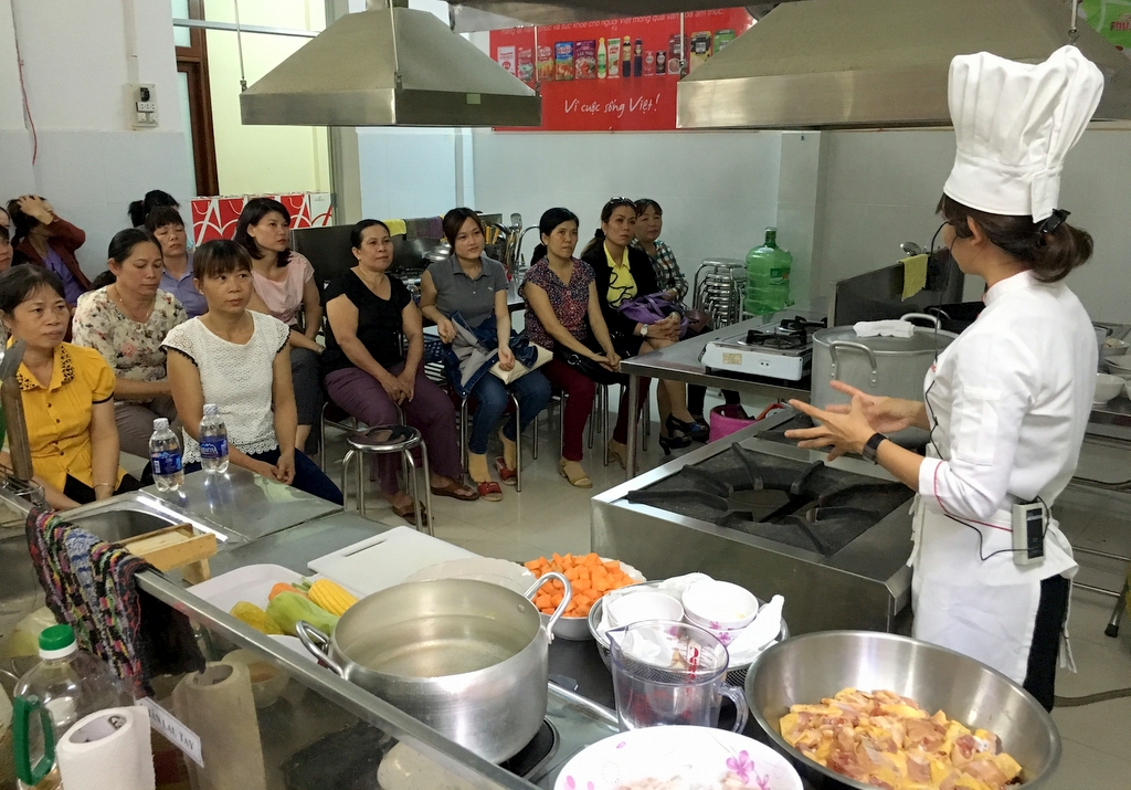 Ngành giáo dục chủ động phối hợp với các đơn vị tổ chức tập huấn kiến thức về dinh dưỡng và ATTP bữa ăn bán trú cho học sinh