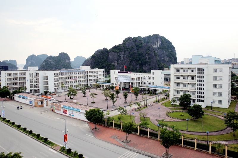 Trường THPT Chuyên Hạ Long hiện có cơ sở vật chất khang trang, hiện đại.