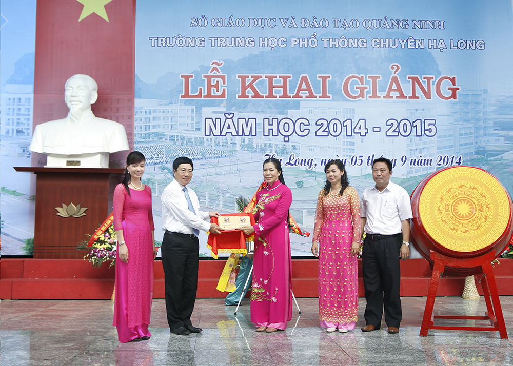 Phó Thủ tướng Phạm Bình Minh về thăm Trường THPT Chuyên Hạ Long năm 2014.
