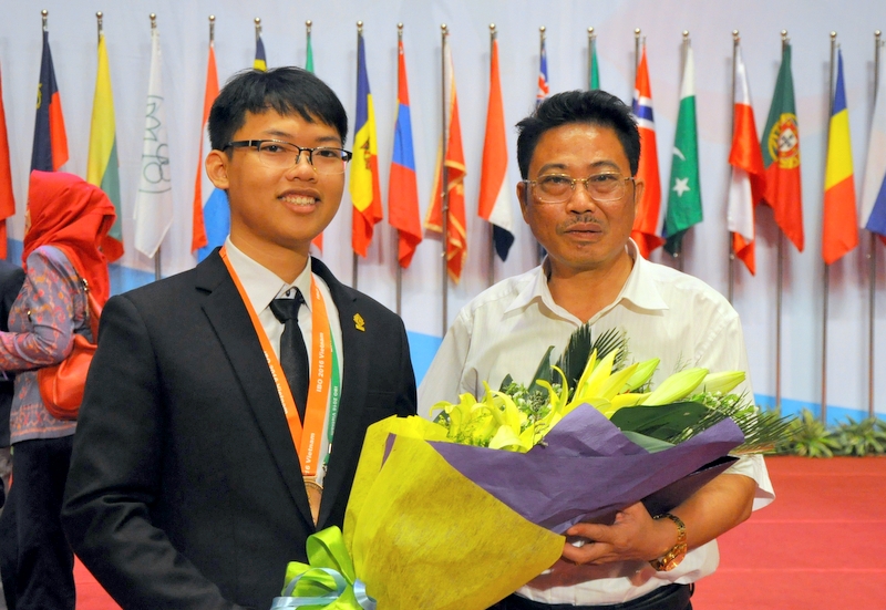 Thầy Trịnh Đình Hải, Hiệu trưởng Trường THPT Chuyên Hạ Long chụp ảnh cùng em Nguyễn Ngọc Minh Hải.