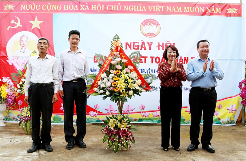 Đồng chí Vũ Thị Thu Thủy, Phó Chủ tịch UBND tỉnh, tặng hoa chúc mừng nhân dân thôn Đông Ngũ Hoa, xã Đông Ngũ, huyện Tiên Yên.