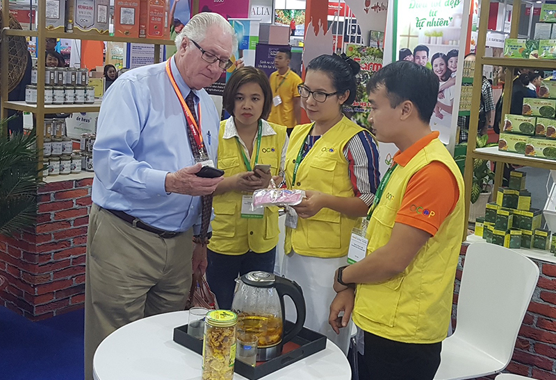 Doanh nghiệp nước ngoài tìm hiểu sản phẩm OCOP Quảng Ninh (Ảnh: Xuân Hợi-CTV)