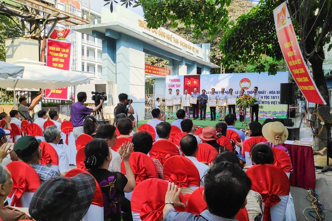 Lãnh đạo TP Cẩm Phả biểu dương các cá nhân tiêu biểu của liên khu Lao Động, Thống Nhất, Hòa Bình, Lê Lợi (phường Cẩm Tây) trong Ngày hội Đại đoàn kết.