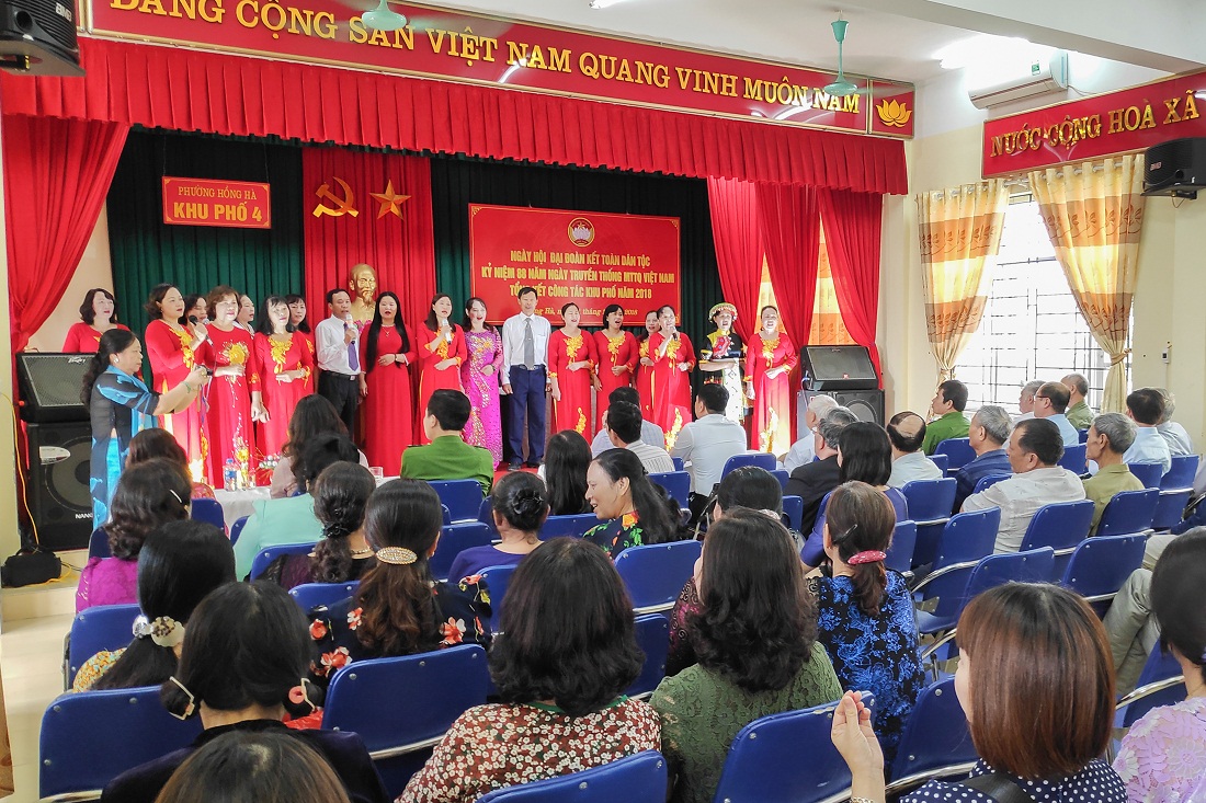 Nhân dân khu phố 4, phường Hồng Hà (TP Hạ Long) biểu diễn văn nghệ chào mừng Ngày hội Đại đoàn kết toàn dân tộc.