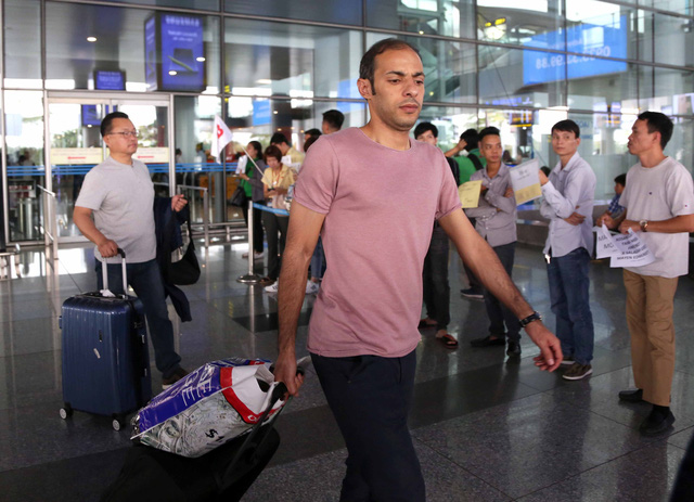 Trọng tài Turki Mohammed rời sân bay Nội Bài - Ảnh: N.K