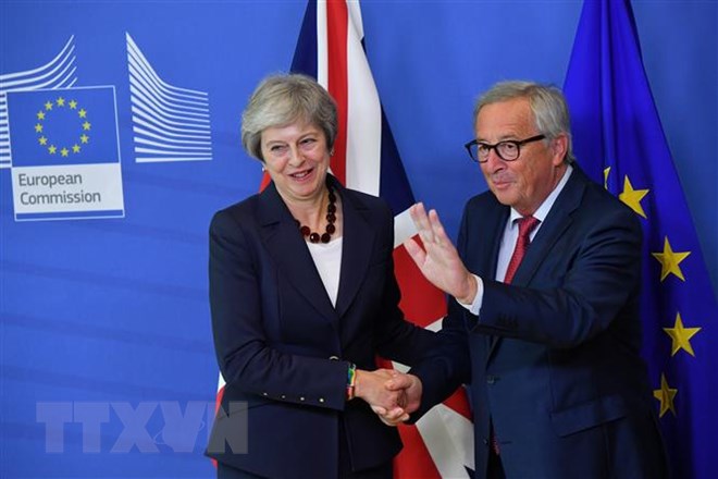Thủ tướng Anh Theresa May (trái) trong cuộc gặp Chủ tịch Ủy ban châu Âu (EC) Jean-Claude Juncker tại Brussels (Bỉ) ngày 17/10/2018. (Ảnh: AFP/ TTXVN)