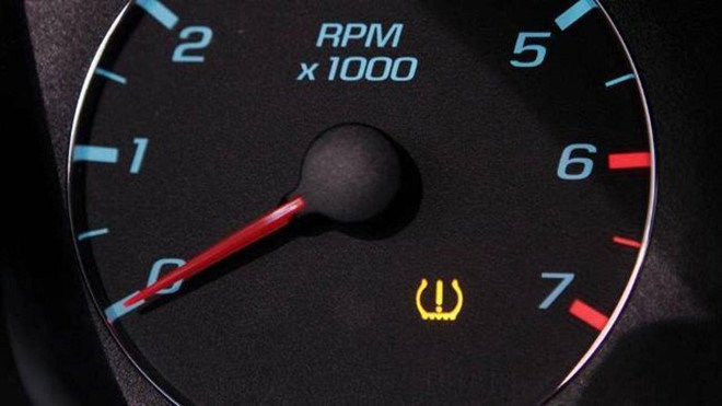 Đèn cảnh báo áp suất lốp - Đèn sẽ sáng khi áp suất lốp trong xe không đảm bảo, thường đèn xuất hiện khi áp suất lốp thấp hơn 25% so với tiêu chuẩn. Nếu để tình trạng lốp non sẽ làm cho lực phanh và lực bám không đều, tăng nguy cơ nổ lốp, gây mất an toàn cho người trong xe. Nguyên nhân có thể do lốp bị bục hoặc khí thẩm thấu ra ngoài. Cần kiểm tra và bơm hơi theo khuyến cáo trên sườn lốp.
