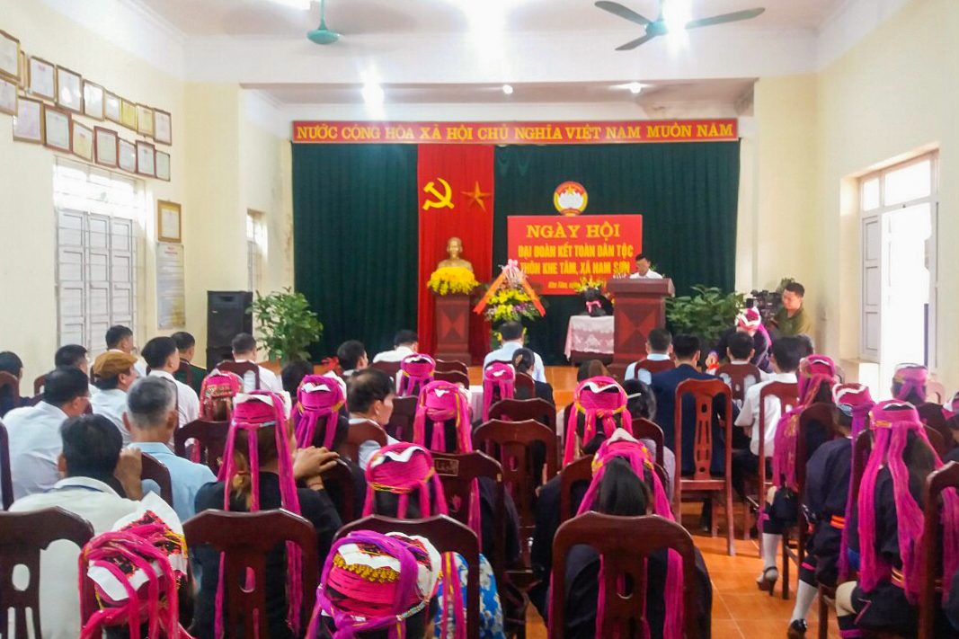Đông đảo người dân thôn Khe Tâm (xã Nam Sơn, huyện Ba Chẽ) đến dự Ngày hội đại đoàn kết toàn dân.