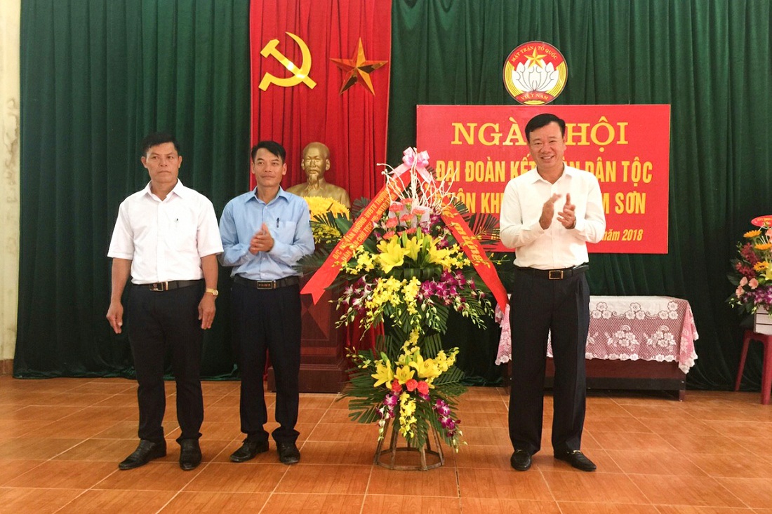 Đồng chí Nguyễn Văn Hưởng tặng hoa chúc mừng nhân dân thôn Khe Tâm, xã Nam Sơn, huyện Ba Chẽ nhân Ngày hội đại đoàn kết.