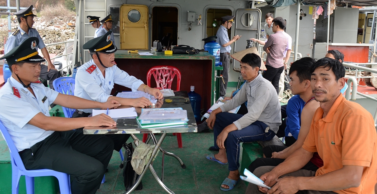 Lực lượng chức năng tuyên truyền cho các hộ dân bị phát hiện khai thác thủy sản trái phép