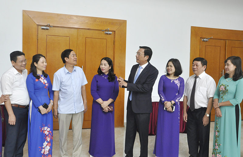 Bí thư Tỉnh ủy Nguyễn Văn Đọc trò chuyện với đội ngũ cán bộ, giáo viên ngành GD&ĐT tỉnh.