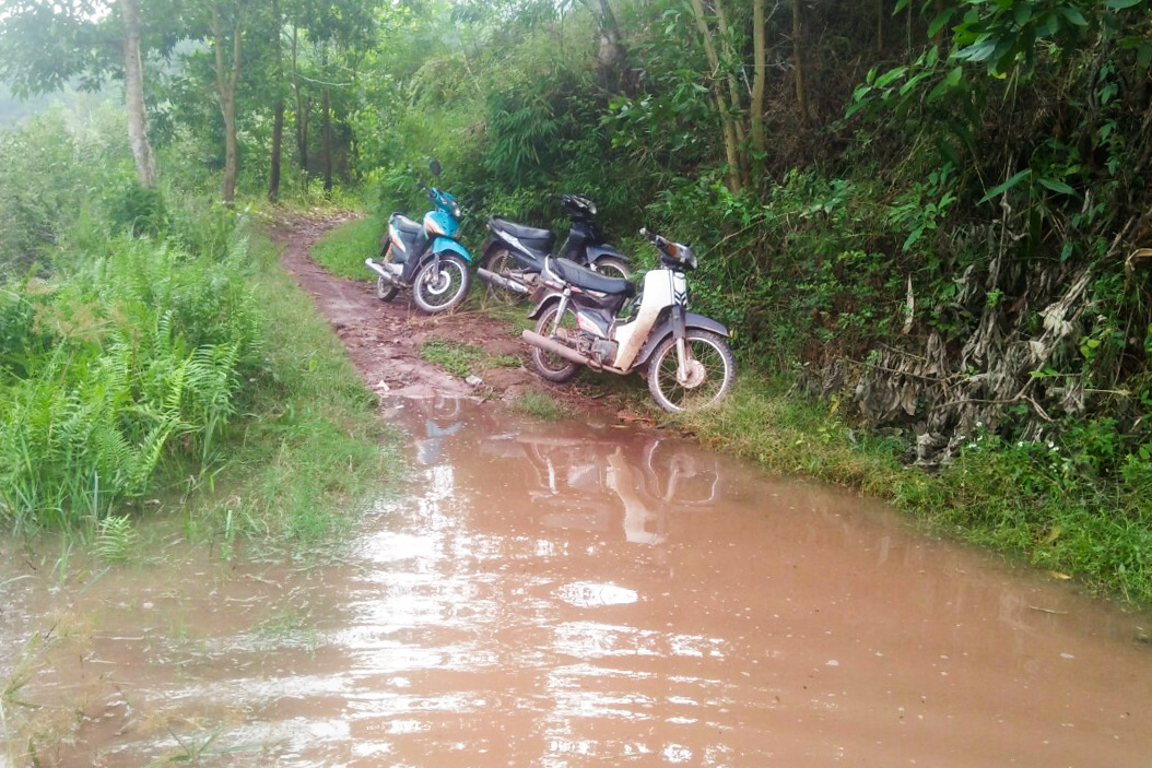 Sau trận mưa sáng ngày 12/11, một đoạn đường nội thôn Xuyên Hùng (xã Đài Xuyên, huyện Vân Đồn) bị ngập, không thể đi qua bằng xe máy.