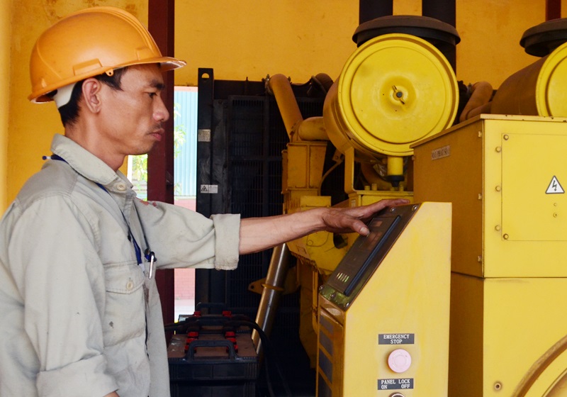 Phan Văn Cường Tổ trưởng Cơ điện đang kiểm tra máy phát điện số 1 tại Công ty CP Gốm Đất Việt.