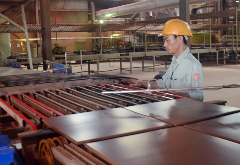 Phan Văn Cường kiểm tra day chuyền tại phân xưởng sản xuât Công ty CP Gốm Đất Việt.