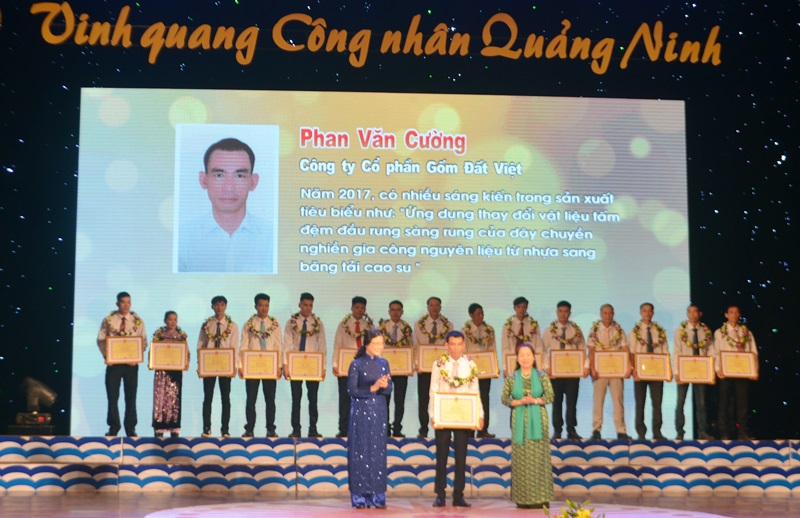 Phan Văn Cường là một trong 63 gương công nhân tiên tiến tiêu biểu được UBND tỉnh tặng bằng khen nhân dịp Tháng Công nhân năm 2018.