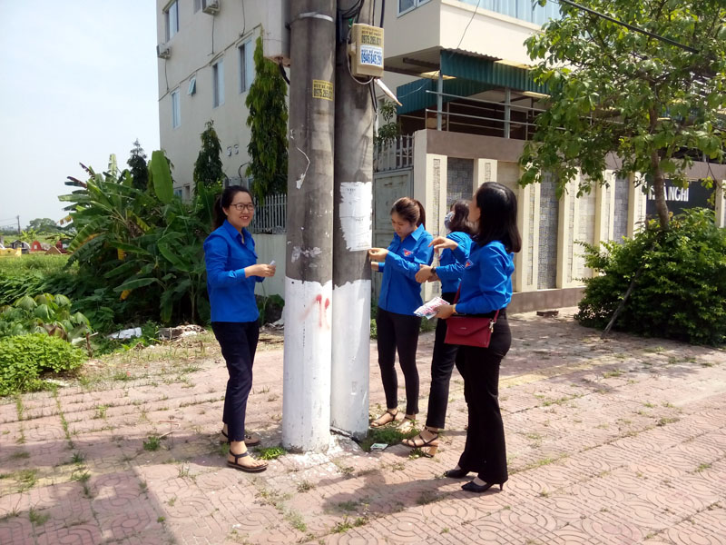 Cán bộ, hội viên phụ nữ phường Yên Giang bóc, xóa quảng cáo, rao vặt góp phần xây dựng môi trường “Sáng – xanh – sạch đẹp