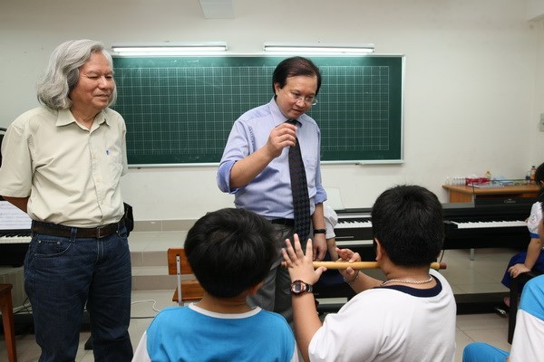 Phó Giáo sư-Tiến sĩ Tạ Quang Đông, Giám đốc Nhạc viện Thành phố Hồ Chí Minh, đang cố vấn cho chương trình âm nhạc học đường tại Trường tiểu học Lê Đình Chinh. (Nguồn: Vietnam+)
