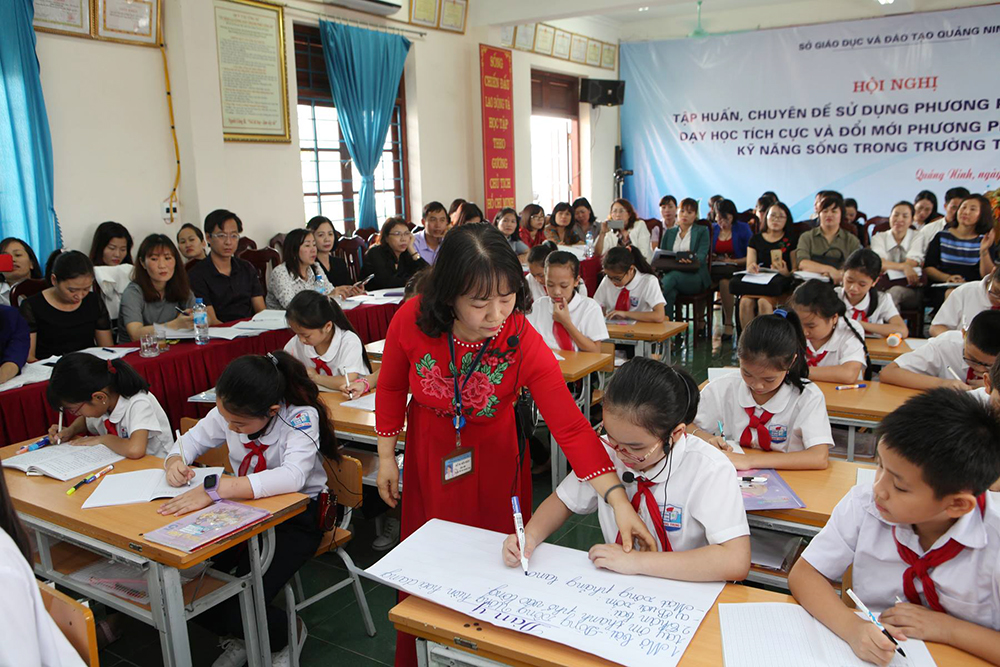 Một buổi tập huấn của giáo viên tiểu học tại Trường Tiểu học Yên Thanh, TP Uông Bí.