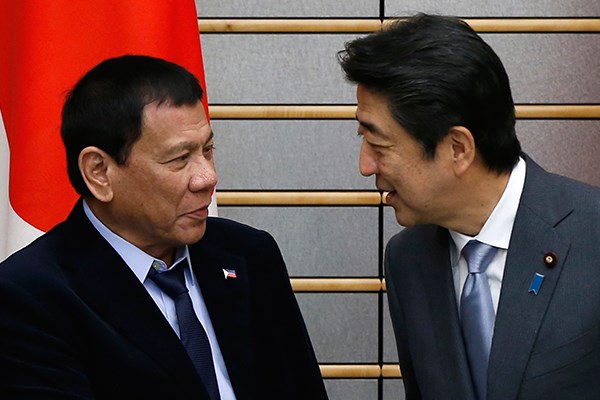 Tổng thống Philippines Rodrigo Duterte và Thủ tướng Nhật Bản Shinzo Abe. (Nguồn: AP)