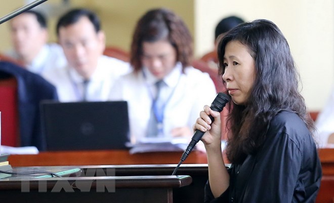 Bị cáo Đỗ Bích Thủy, Giám đốc Công ty trách nhiệm hữu hạn dịch vụ phát triển đầu tư Nam Việt trả lời trước tòa. (Ảnh: Trung Kiên/TTXVN)