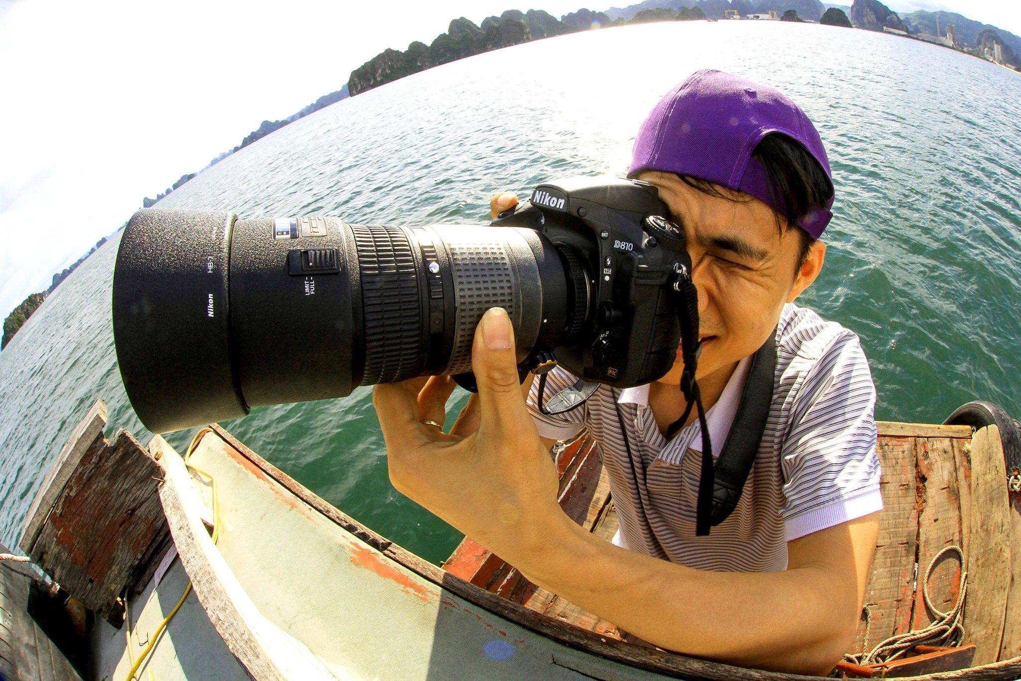 Tác giả Thành Chung trong một chuyến sáng tác trên Vịnh Bái Tử Long. Ảnh: (CTV).