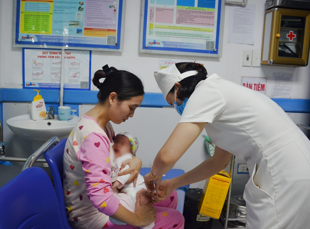 Trẻ được tiêm vắc xin tại phòng Safpo, Trung tâm Kiểm soát bệnh tật tỉnh. 