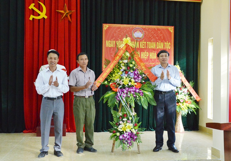 Đồng chí Nguyễn Xuân Ký tặng hoa