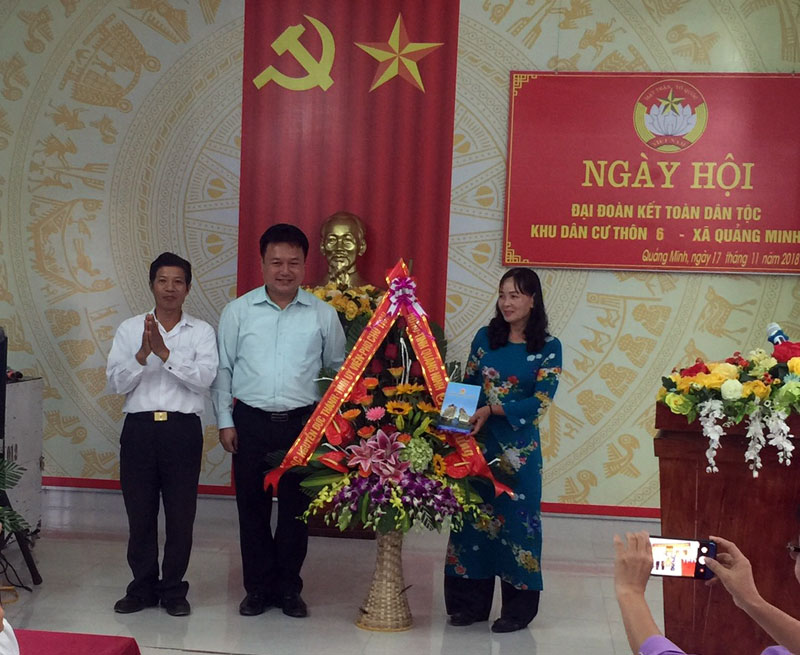 Đồng chí Nguyễn Đức Thành, Phó Chủ tịch HĐND tỉnh tặng hoa chúc mừng cán bộ, nhân dân thôn 6, xã Quảng Minh.