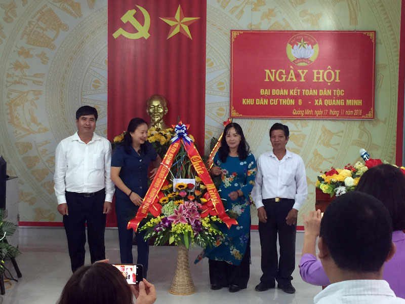 Lãnh đạo huyện Hải Hà tặng hoa chúc mừng cán bộ, nhân dân thôn 6, xã Quảng Minh.