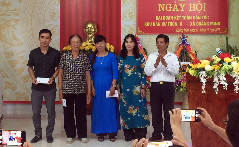 Xã Quảng Minh khen thưởng cho các gia đình văn hóa tiêu biểu.