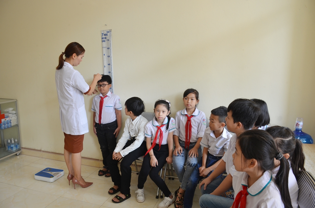 Cán bộ y tế TYT thị trấn Tiên Yên kiểm tra sức khỏe đầu năm học cho học sinh Trường Tiểu học thị trấn Tiên Yên