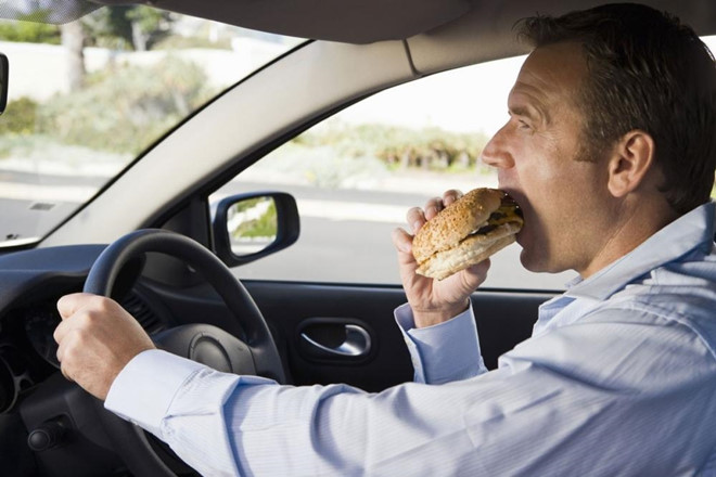 Nên hạn chế ăn trên xe để tránh ám mùi trong nội thất. 