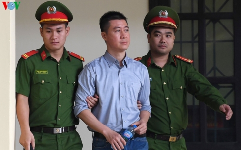 Bị cáo Phan Sào Nam được dẫn giải ra tòa.