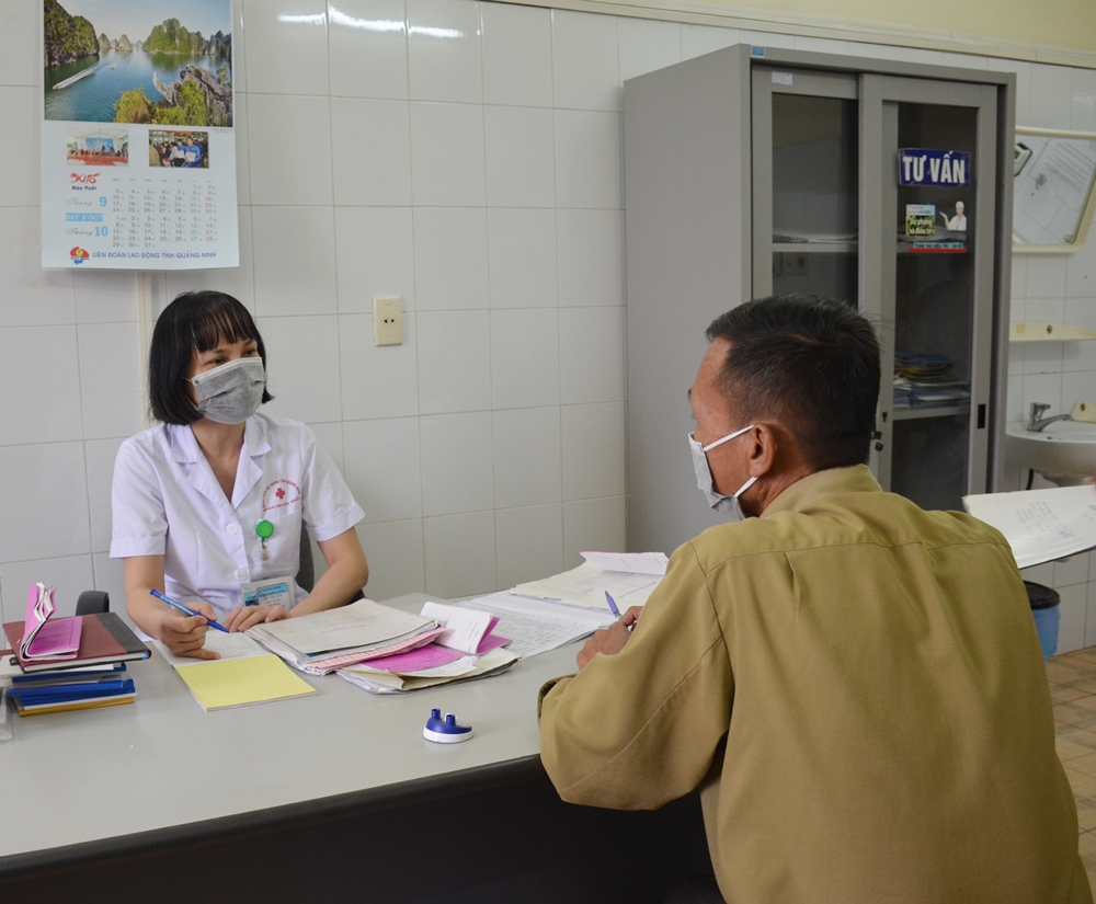 Người nhiễm HIV đang được tư vấn điều trị thuốc ARV tại Bệnh viện Đa khoa tỉnh
