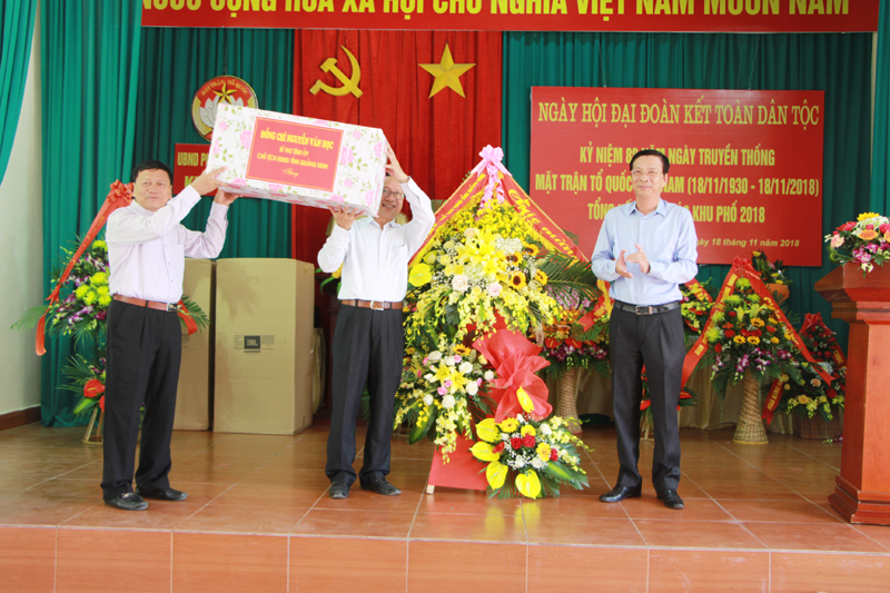 Bí thư Tỉnh ủy Nguyễn Văn Đọc tặng quà nhân dân Khu phố 4.