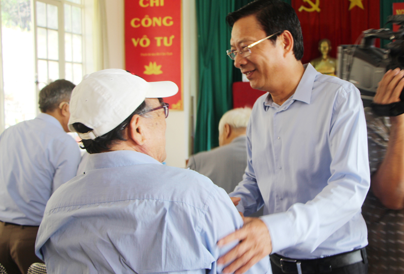 Bí thư Tỉnh ủy Nguyễn Văn Đọc trò chuyện, thăm hỏi người dân Khu phố 4.