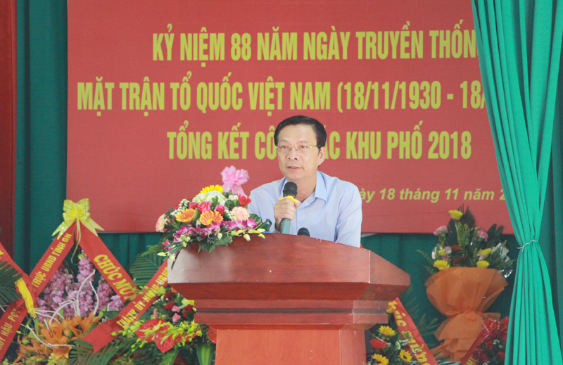 Bí thư Tỉnh ủy Nguyễn Văn Đọc phát biểu chung vui với nhân dân Khu phố 4 trong Ngày hội Đại đoàn kết.