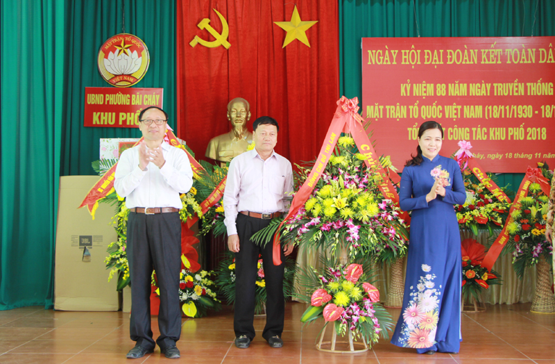 Các đồng chí lãnh đạo tỉnh tặng hoa chúc mừng nhân dân Khu phố 4.