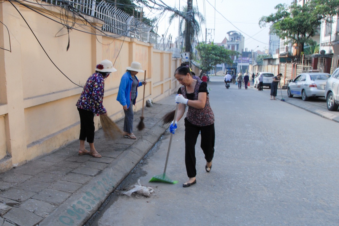 Người dân khu phố 3, phường Hồng Hà (TP Hạ Long) ra quân dọn vệ sinh tuyến đường tự quản,