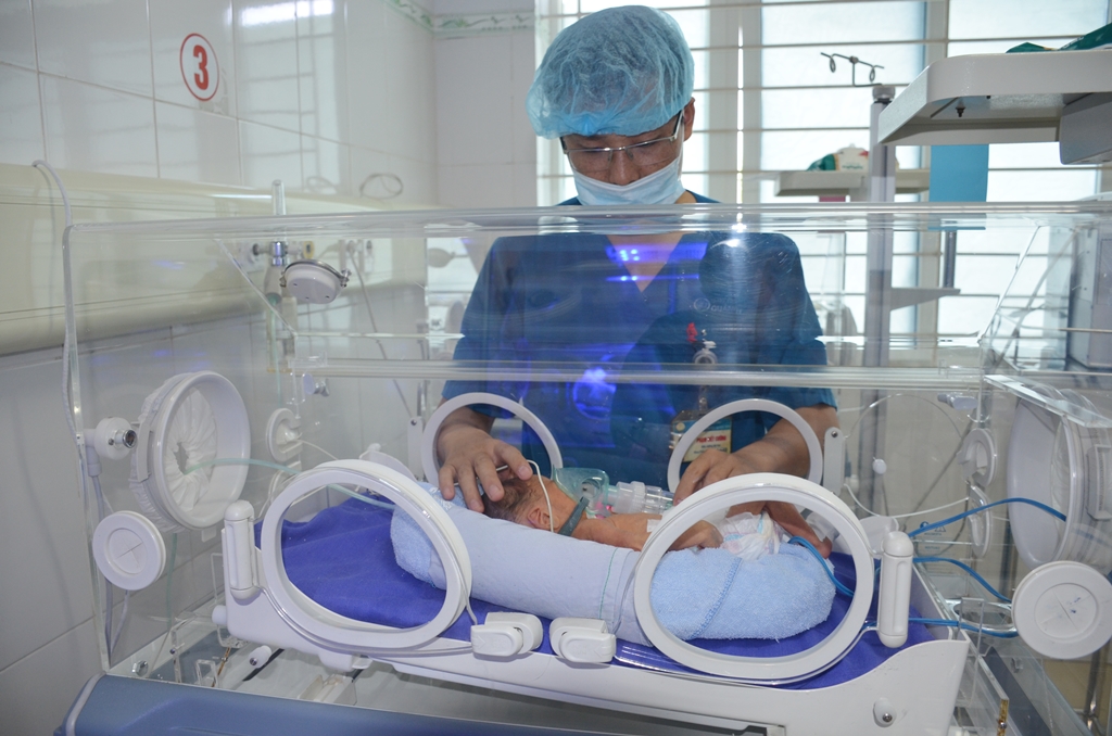 Chăm sóc trẻ sơ sinh tại Bệnh viện Sản Nhi Quảng Ninh.