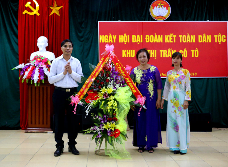 Phó Chủ tịch UBND tỉnh Vũ Văn Diện tặng hoa chúc mừng  nhân dân khu phố 4, thị trấn Cô Tô.