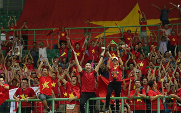  Lượng người hâm mộ đến với Myanmar cổ vũ cho đội tuyển.