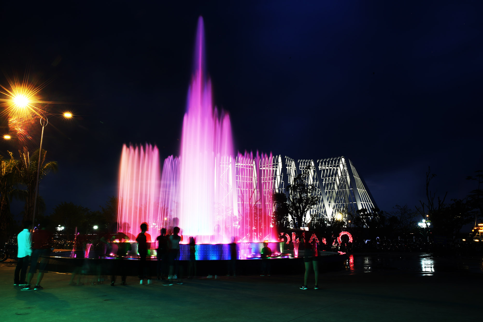 Đón chào du khách đến với khu du lịch Quảng Ninh Gate, đến với Lễ hội ánh sáng là thác nước với muôn vàn màu sắc.