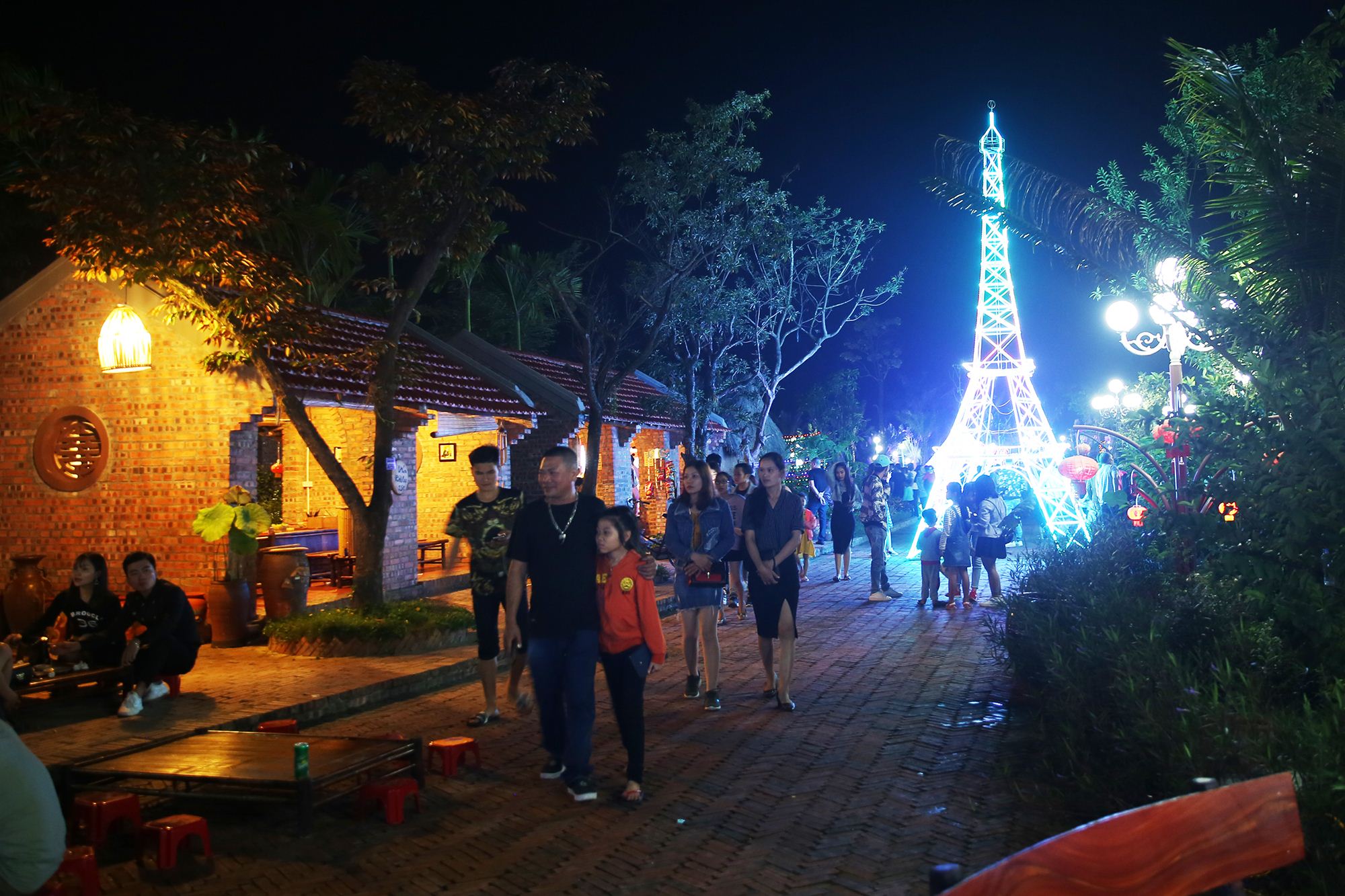 Nằm trong không gian làng quê Việt, các mô hình như tháp Eiffel, hay núi Phú Sỹ được trang hoàng bằng hàng ngàn bóng đèn nhiều màu sắc.