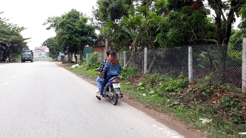 Tình trạng người điều khiển mô tô, xe máy, không đội mũ bảo hiểm diễn ra thường xuyên trên các tuyến đường. Ảnh chụp người dân không đội mũ  bảo hiểm khi đi mô tô trên QL18 đoạn qua xã Quảng Thành.