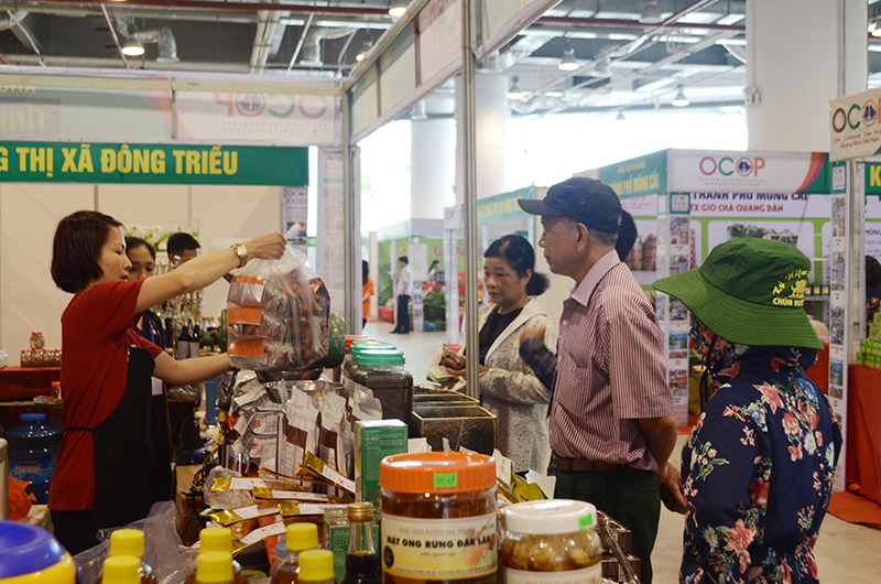 Người dân tham quan, mua sắm các sản phẩm nông sản tại Hội chợ OCOP khu vực phía Bắc - Quảng Ninh 2018. Ảnh: Cao Quỳnh