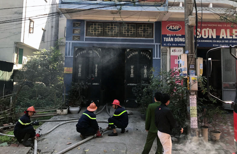 Lực lượng cảnh sát PCCC triển khai chữa cháy ở khu dân cư.